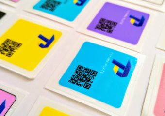 工作機械メーカー向け多言語対応の警告シール・ラベル製作、富山プレートにお任せください